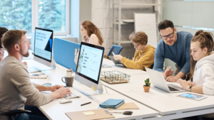 pessoas-trabaçhando-em-escritorio-carreira-hospitalar
